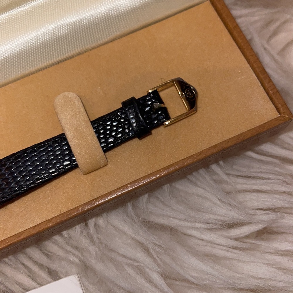 Vintage Ladies Gucci 4500 L Watch - Picture 3 of 9